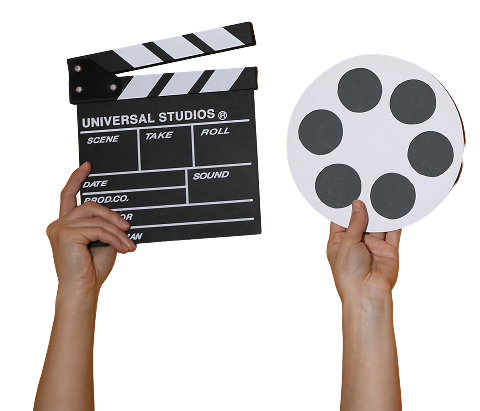 Homme lisant une tablette