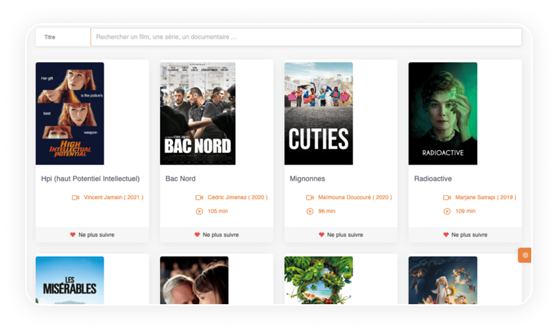 Homme lisant une tablette